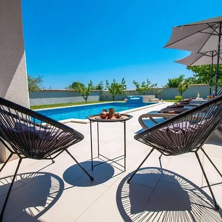 别墅 Charming With Pool And Jacuzzi - By Istrabook