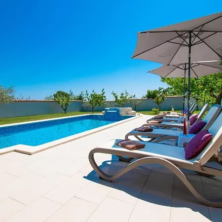 Vila Charming With Pool And Jacuzzi