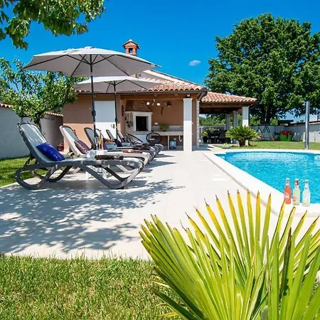 Charming With Pool And Jacuzzi