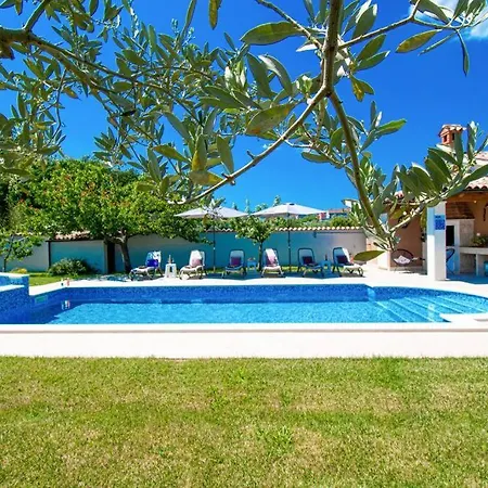Vila Charming With Pool And Jacuzzi Pula