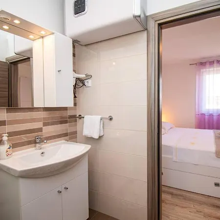 Charming With Pool And Jacuzzi