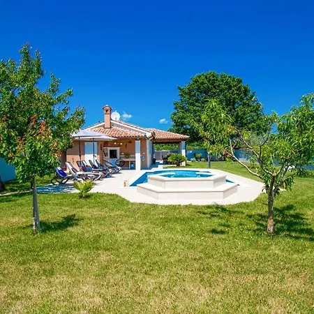 Charming With Pool And Jacuzzi - By Istrabook 别墅 *