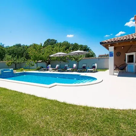 Vila Charming With Pool And Jacuzzi Pula
