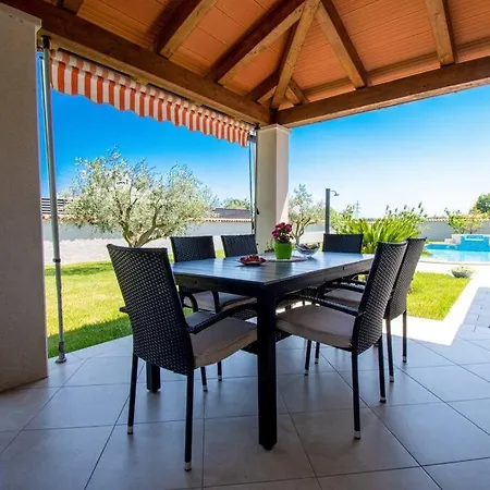 Charming With Pool And Jacuzzi