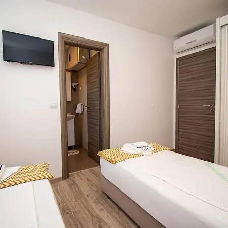 Charming With Pool And Jacuzzi Vila