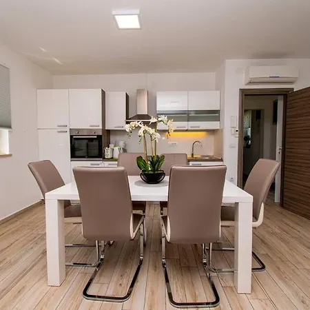 Charming With Pool And Jacuzzi Vila Pula