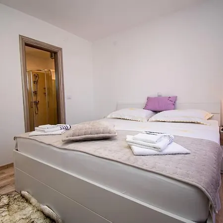 Vila Charming With Pool And Jacuzzi