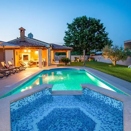 Charming With Pool And Jacuzzi - By Istrabook 别墅 *