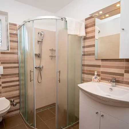 Vila Charming With Pool And Jacuzzi Pula