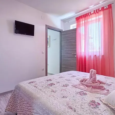 Charming With Pool And Jacuzzi *