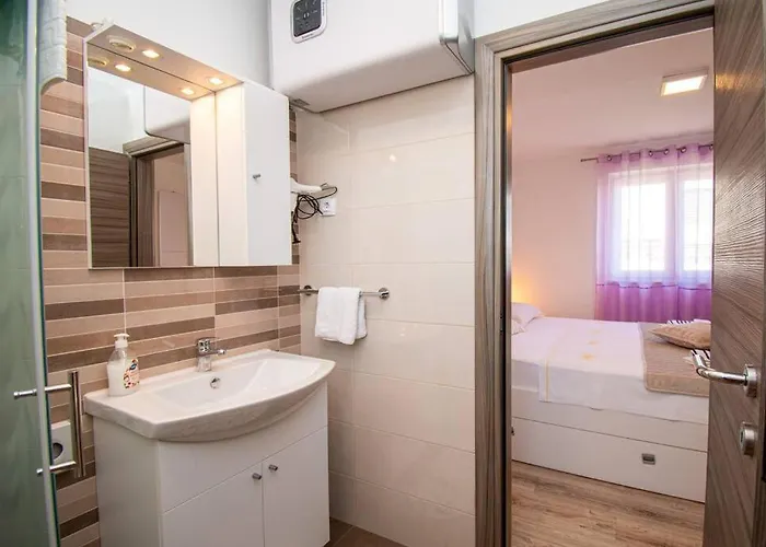 Charming With Pool And Jacuzzi