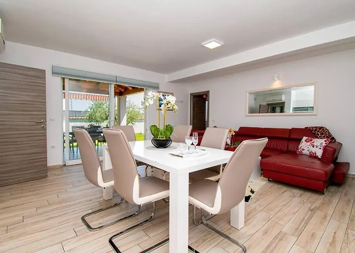 Charming With Pool And Jacuzzi