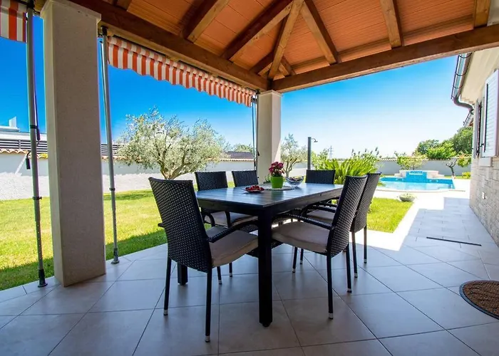 Charming With Pool And Jacuzzi