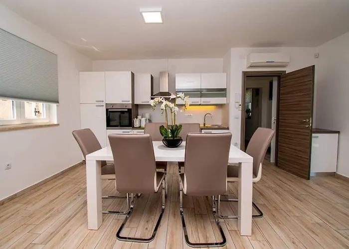 Charming With Pool And Jacuzzi 别墅 普拉