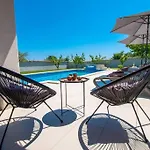 Villa Charming With Pool And Jacuzzi