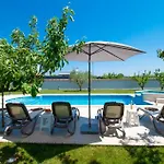 Charming With Pool And Jacuzzi *