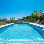 Charming With Pool And Jacuzzi