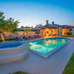 Charming With Pool And Jacuzzi Villa Pula