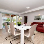 Charming With Pool And Jacuzzi
