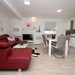 Charming With Pool And Jacuzzi