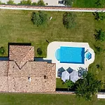 Charming With Pool And Jacuzzi Pula