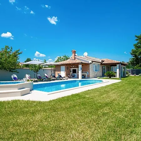 Вілла Charming With Pool And Jacuzzi