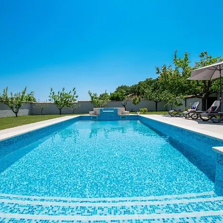 Charming With Pool And Jacuzzi