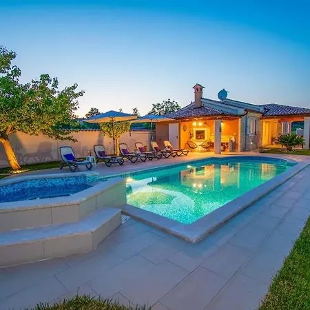 Charming With Pool And Jacuzzi Вілла Пула