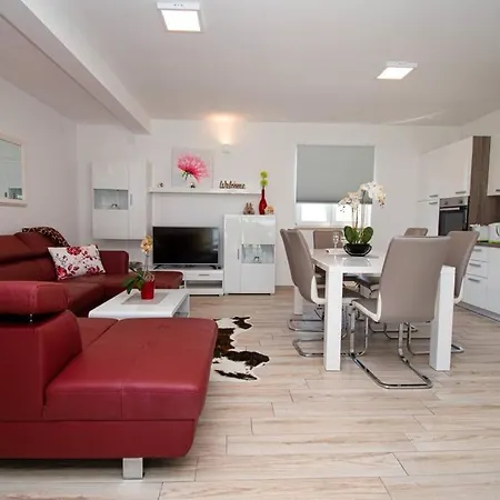 Charming With Pool And Jacuzzi