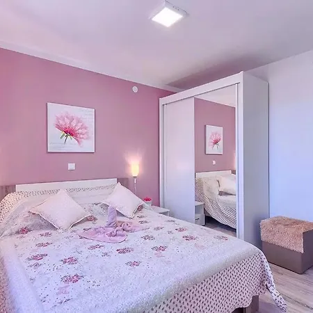 Charming With Pool And Jacuzzi Вілла *