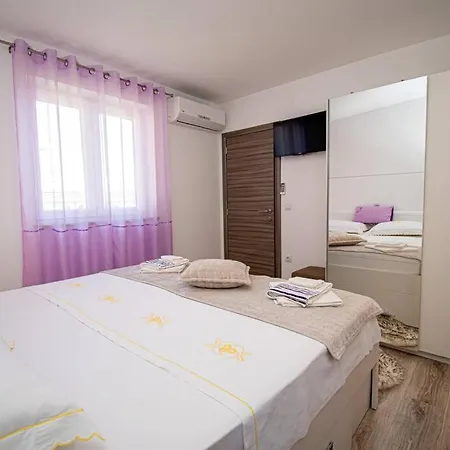 Вілла Charming With Pool And Jacuzzi Пула