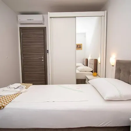 Charming With Pool And Jacuzzi Villa *