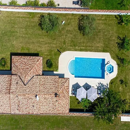 Charming With Pool And Jacuzzi Pula