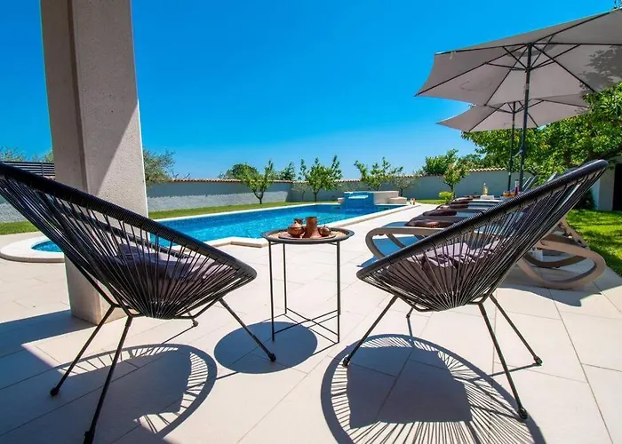 Вилла Charming With Pool And Jacuzzi