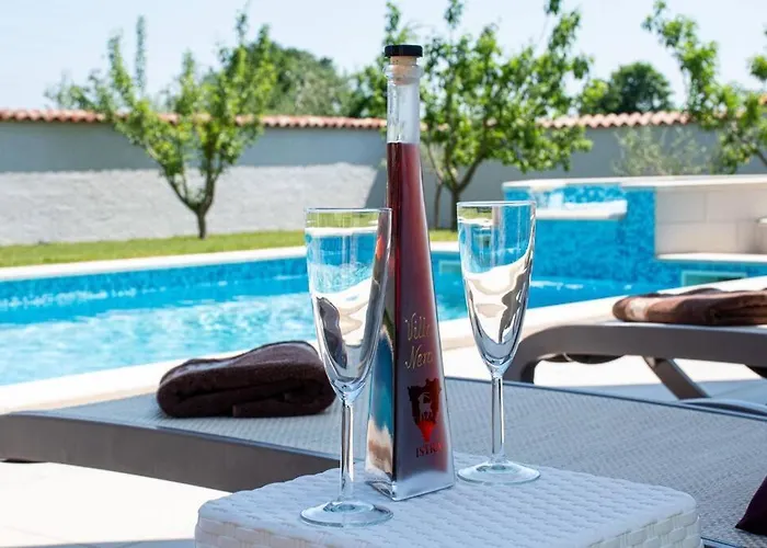 Charming With Pool And Jacuzzi * Пула