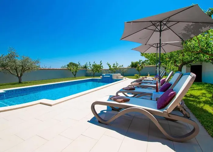 Вилла Charming With Pool And Jacuzzi