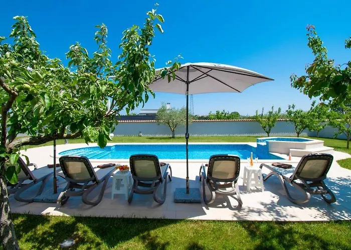 Charming With Pool And Jacuzzi *