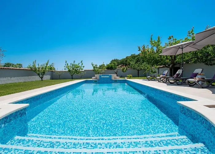 Charming With Pool And Jacuzzi