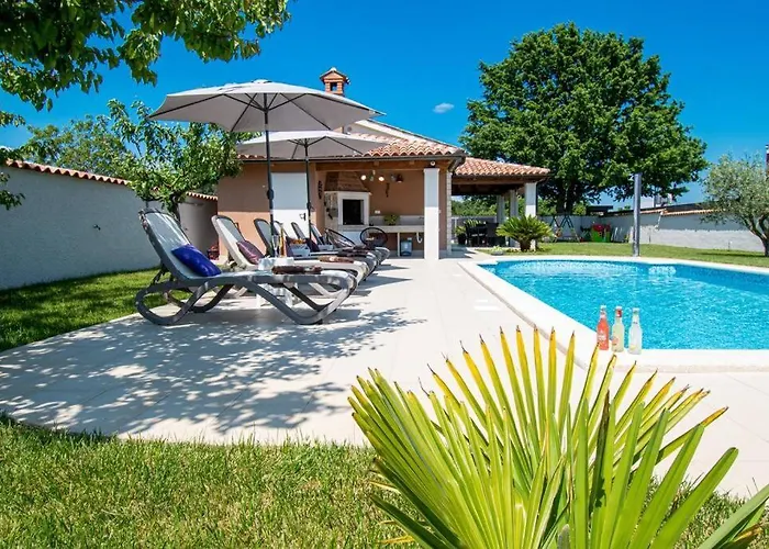 Charming With Pool And Jacuzzi