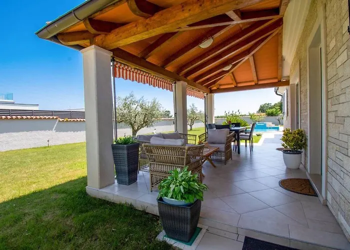 Charming With Pool And Jacuzzi * Пула