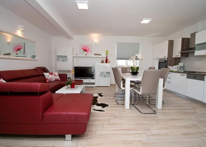 Charming With Pool And Jacuzzi