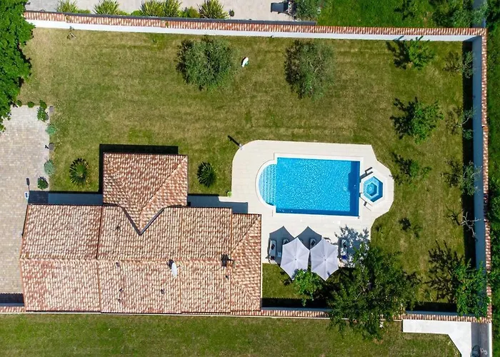 Charming With Pool And Jacuzzi Пула