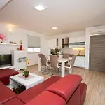 Charming With Pool And Jacuzzi - By Istrabook Пула