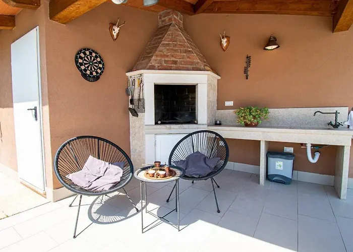 Charming With Pool And Jacuzzi