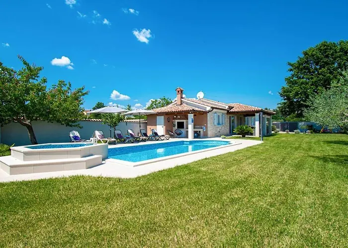 Villa Charming With Pool And Jacuzzi