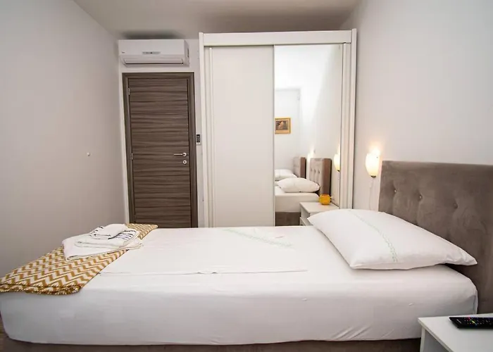 Charming With Pool And Jacuzzi Villa *