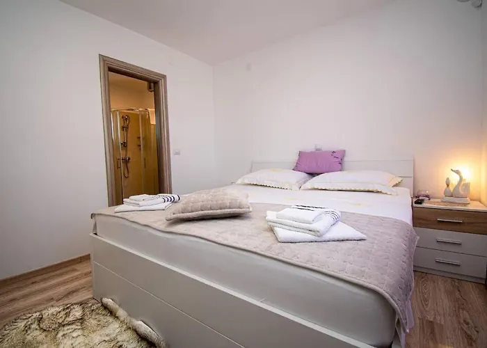 Villa Charming With Pool And Jacuzzi