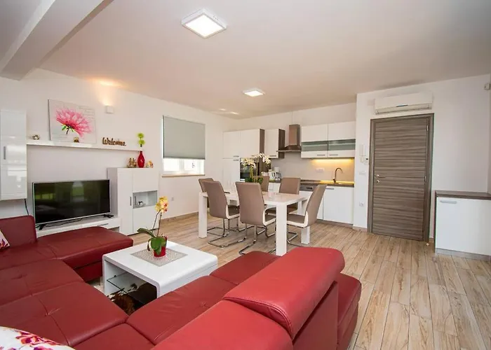 Charming With Pool And Jacuzzi Pula