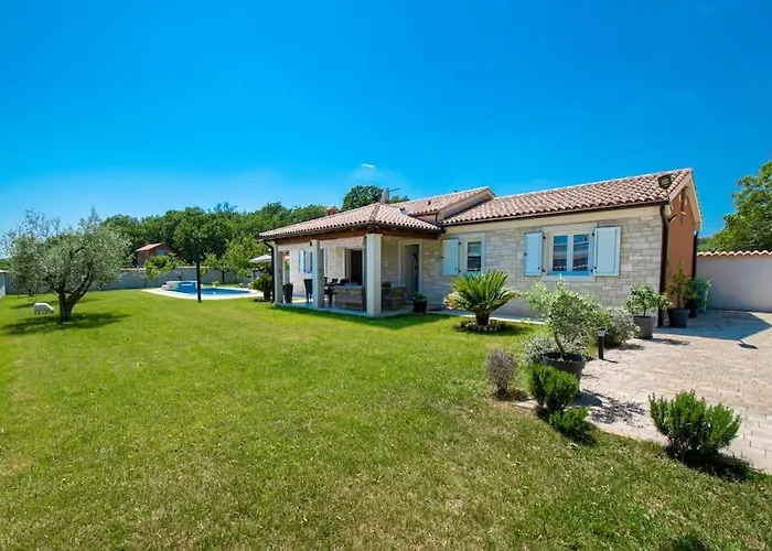 Charming With Pool And Jacuzzi Pula